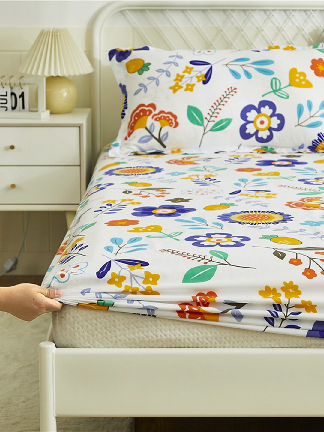 

JC HOME White & Purple Floral 120 TC Queen Bedsheet with 2 Pillow Covers