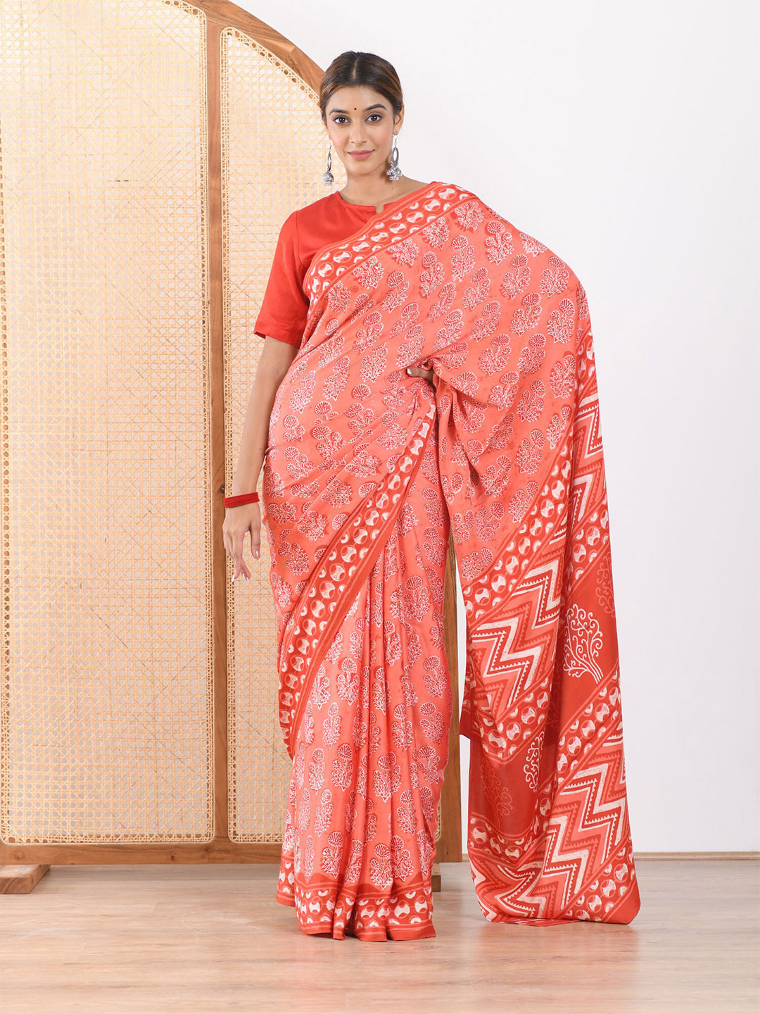 

Mulmul Coral & White Floral Satin Block Print Saree
