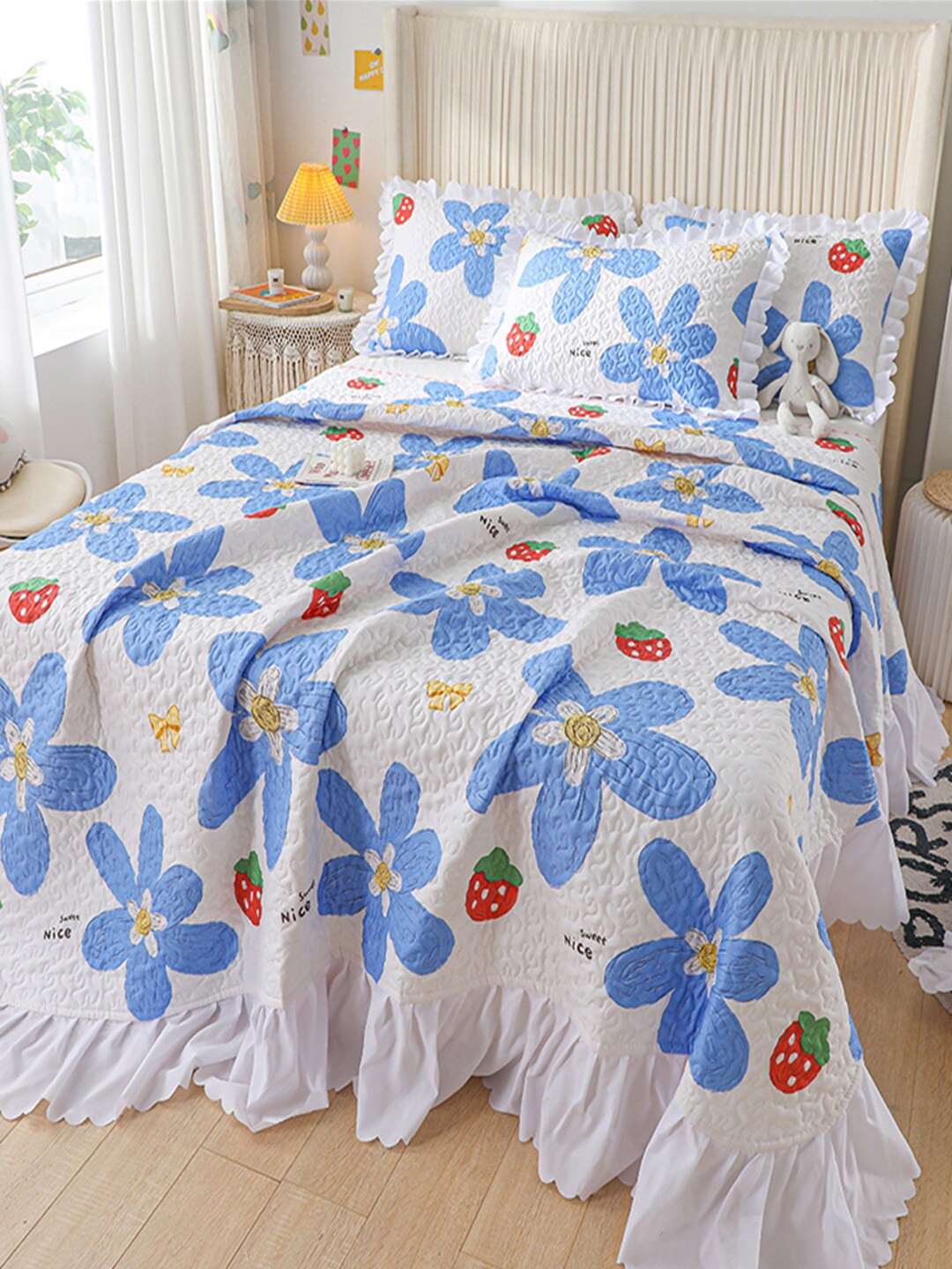 

JC Collection Blue & White Floral Printed Double King Bed Cover & 2 Pillow Covers