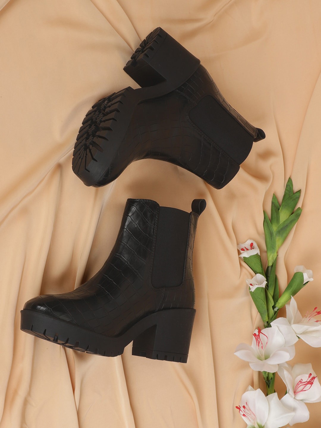 

Truffle Collection Women Black Solid Block Heel Winter Boots