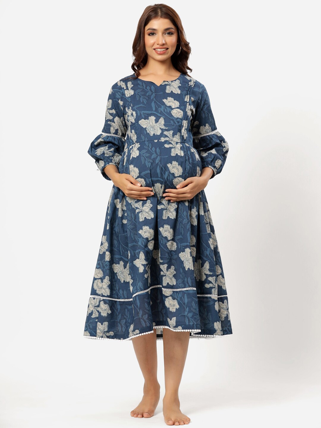 

Ikk Kudi by Seerat Blue Floral Maternity & Nursing Cotton Midi Dress