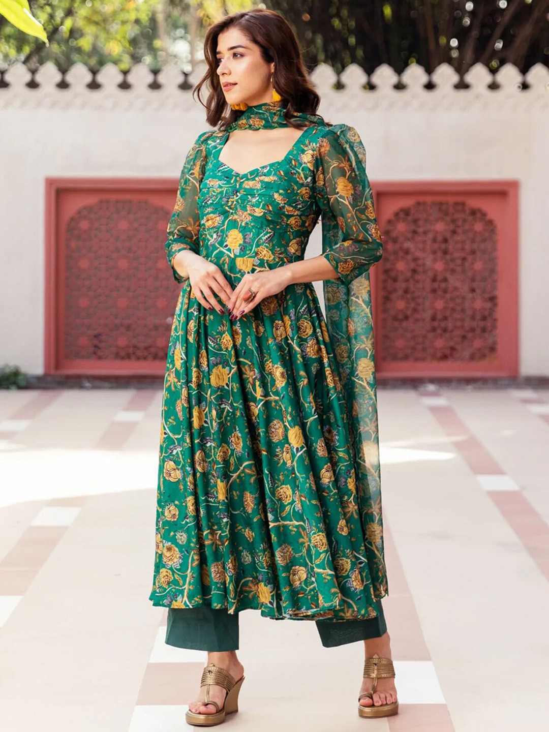 

Ambraee Women Green Floral Printed Kurta with Trousers With Dupatta