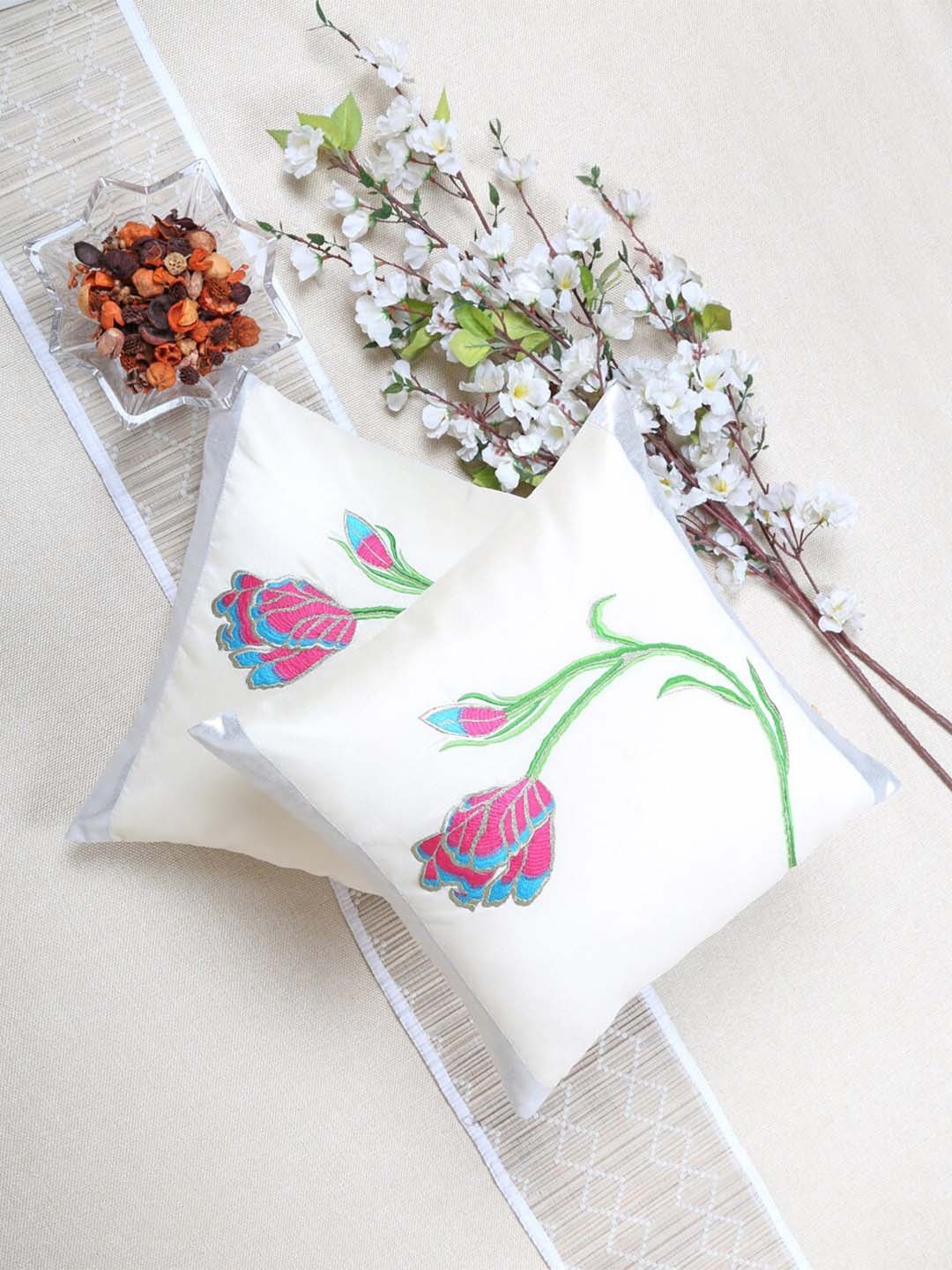 

ANS White & Green Set of 2 Floral Square Cushion Covers