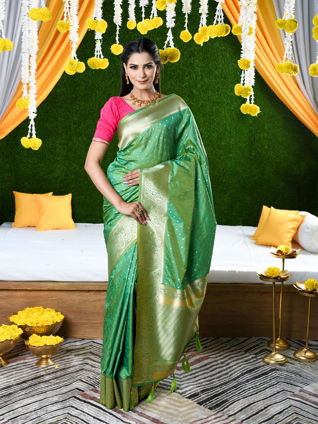 

BEATITUDE Green & Gold-Toned Woven Design Zari Pure Silk Banarasi Saree