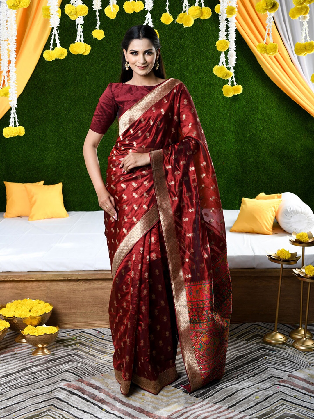 

BEATITUDE Maroon & Gold-Toned Woven Design Zari Organza Paithani Saree