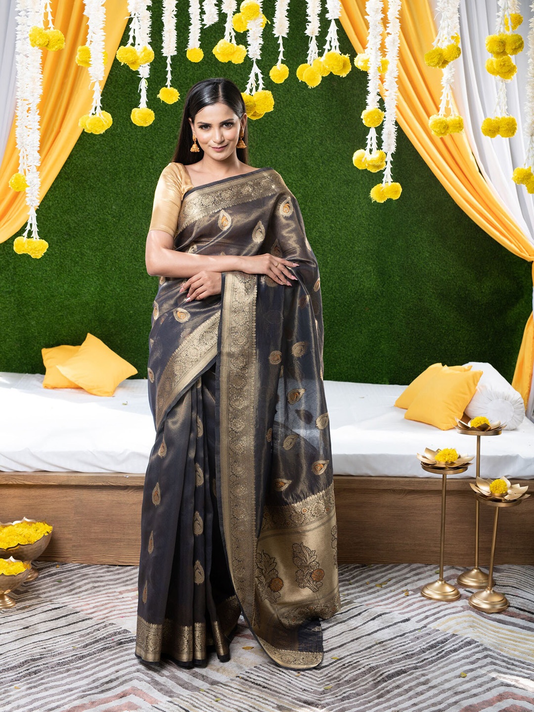 

BEATITUDE Brown & Gold-Toned Woven Design Zari Silk Blend Banarasi Saree