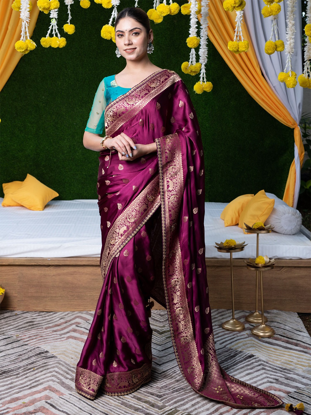 

BEATITUDE Magenta & Gold-Toned Woven Design Zari Pure Silk Banarasi Saree