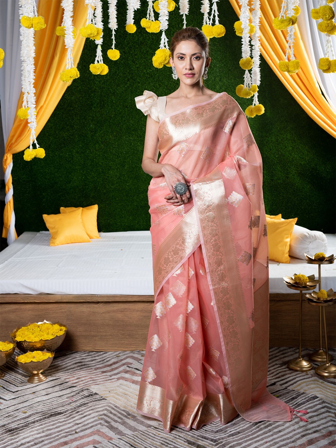 

BEATITUDE Peach-Coloured & Gold-Toned Ethnic Motif Woven Zari Silk Blend Banarasi Saree