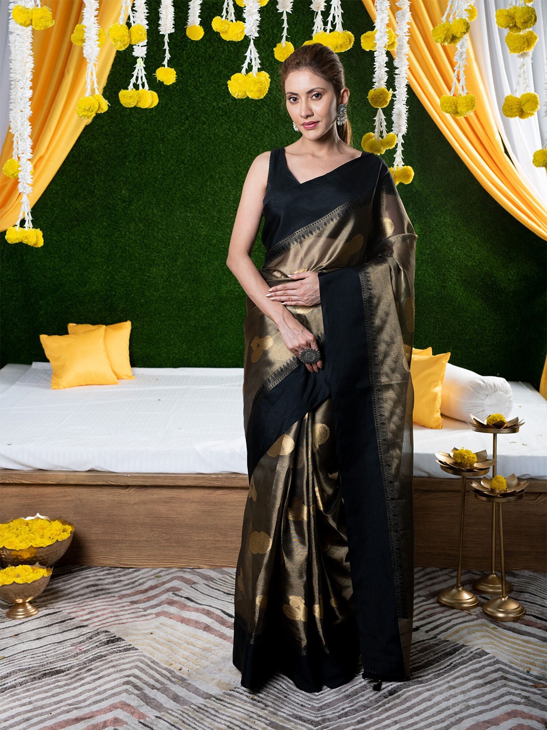 

BEATITUDE Brown & Gold-Toned Zari Silk Blend Banarasi Saree