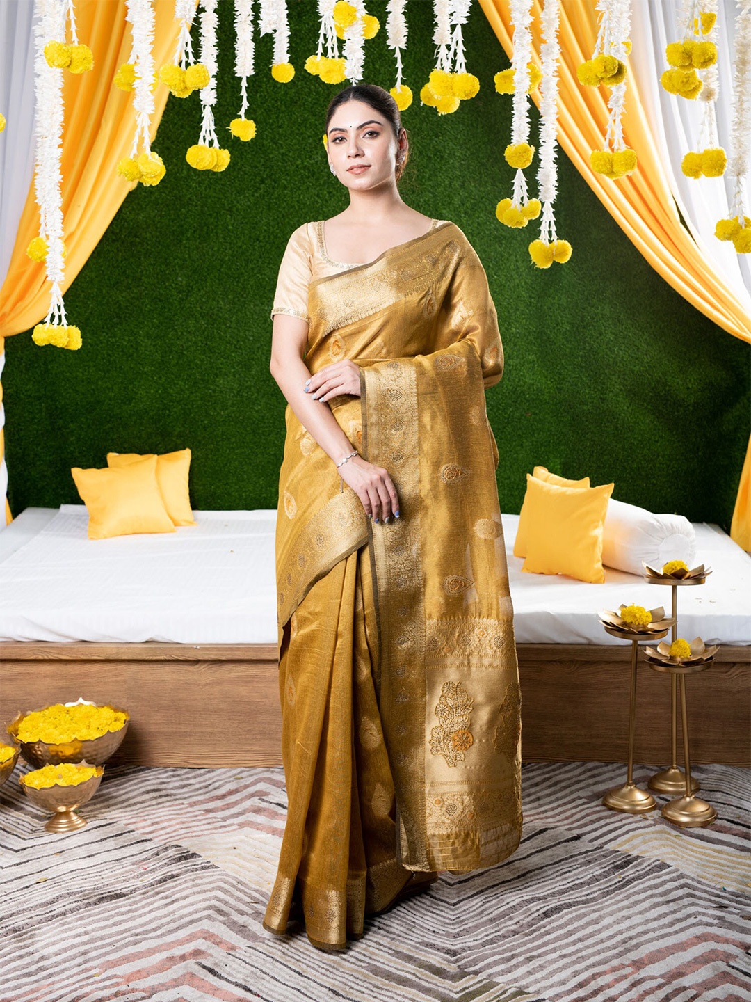 

BEATITUDE Mustard & Gold-Toned Woven Design Zari Silk Blend Banarasi Saree