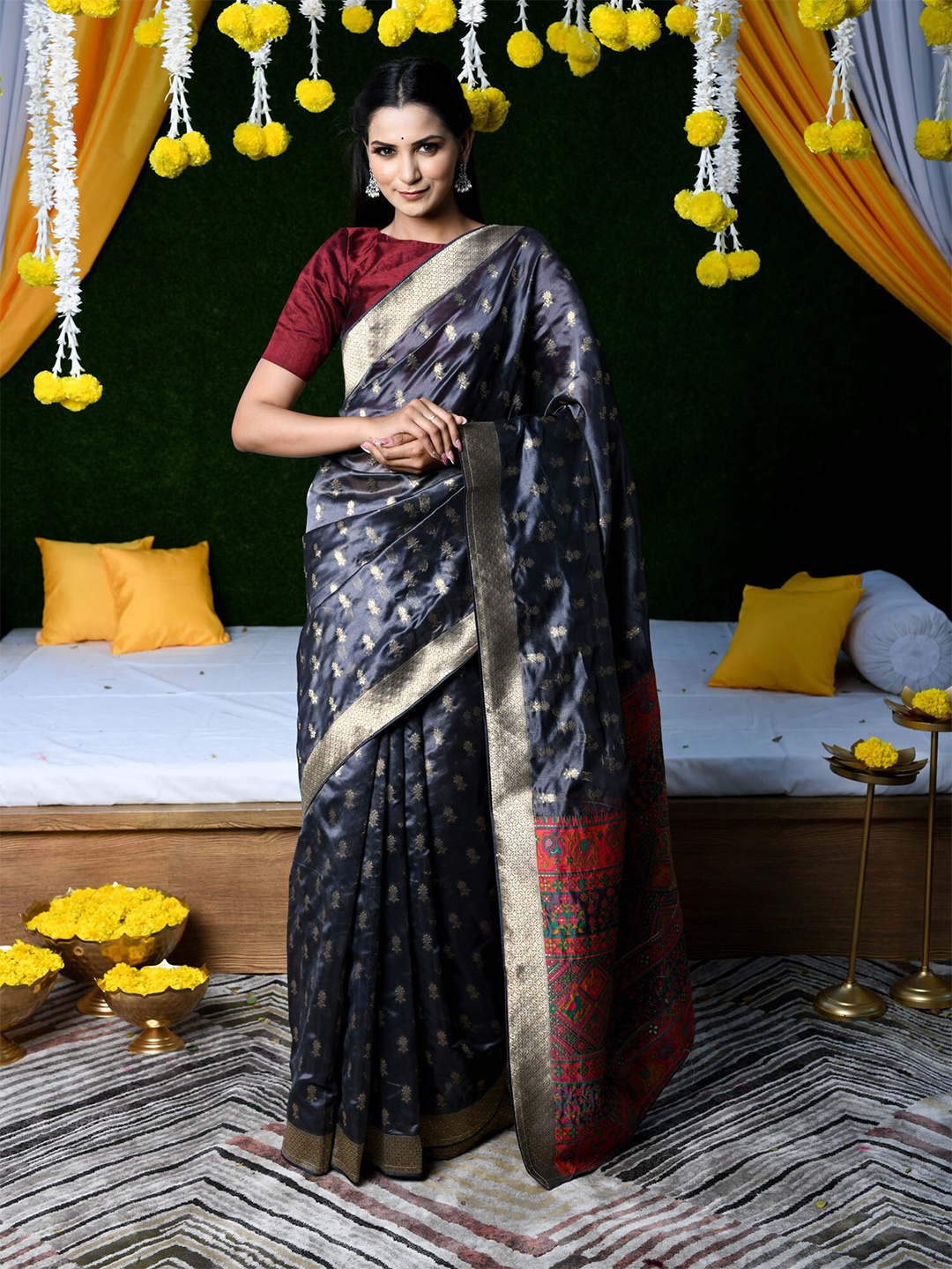 

BEATITUDE Grey & Red Ethnic Motif Woven Zari Organza Paithani Saree