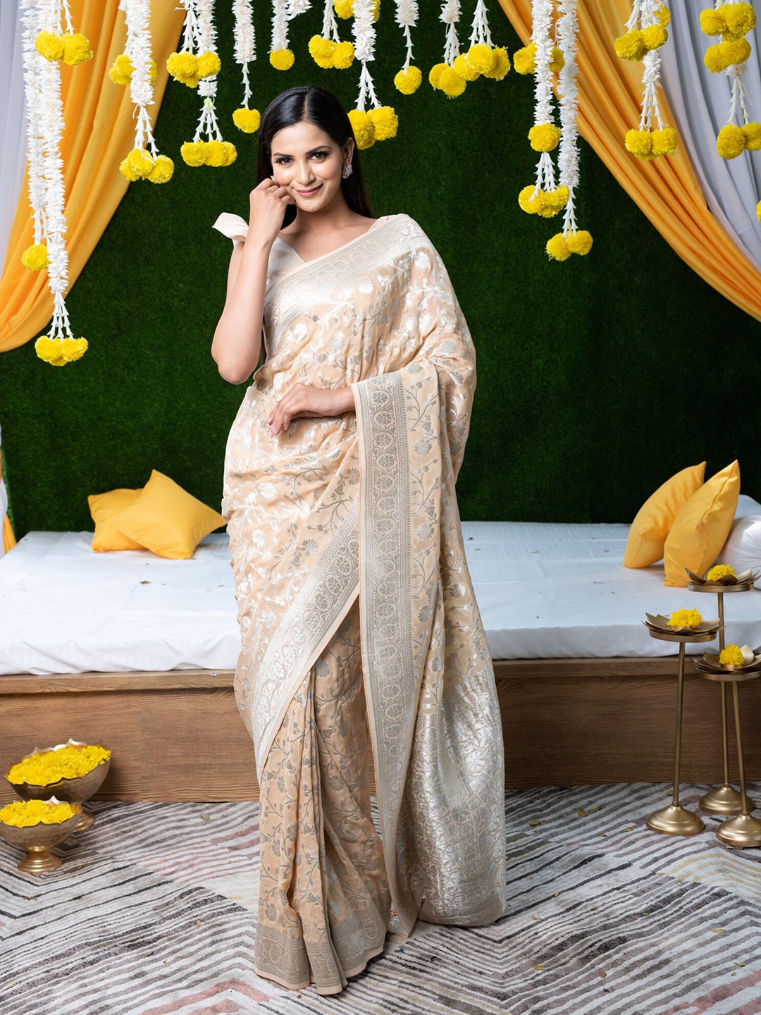 

BEATITUDE Cream-Coloured & Silver-Toned Woven Zari Pure Georgette Banarasi Saree