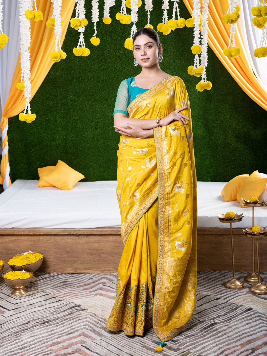 

BEATITUDE Yellow & Gold-Toned Floral Woven Zari Pure Silk Banarasi Saree