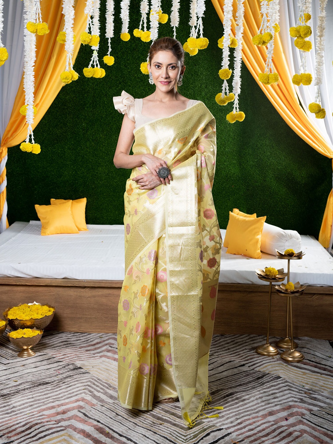 

BEATITUDE Yellow & Gold-Toned Woven Zari Silk Blend Banarasi Saree