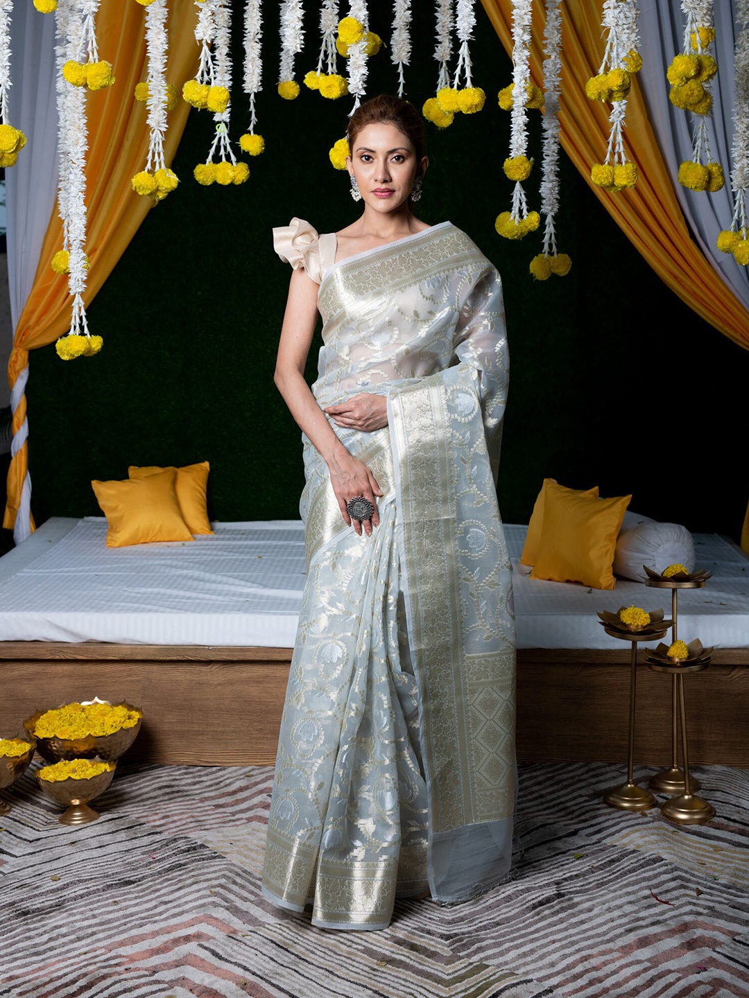 

BEATITUDE Grey & Gold-Toned Floral Woven Design Zari Silk Blend Banarasi Saree