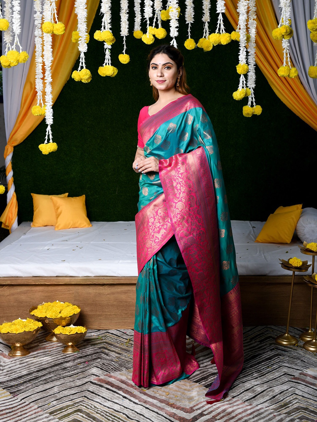 

BEATITUDE Blue & Red Ethnic Motif Woven Zari Pure Silk Banarasi Saree
