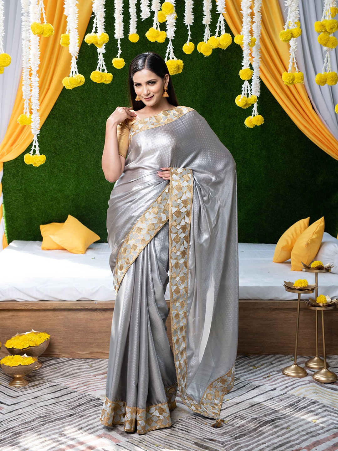 

BEATITUDE Grey & Gold-Toned Zari Pure Silk Banarasi Saree