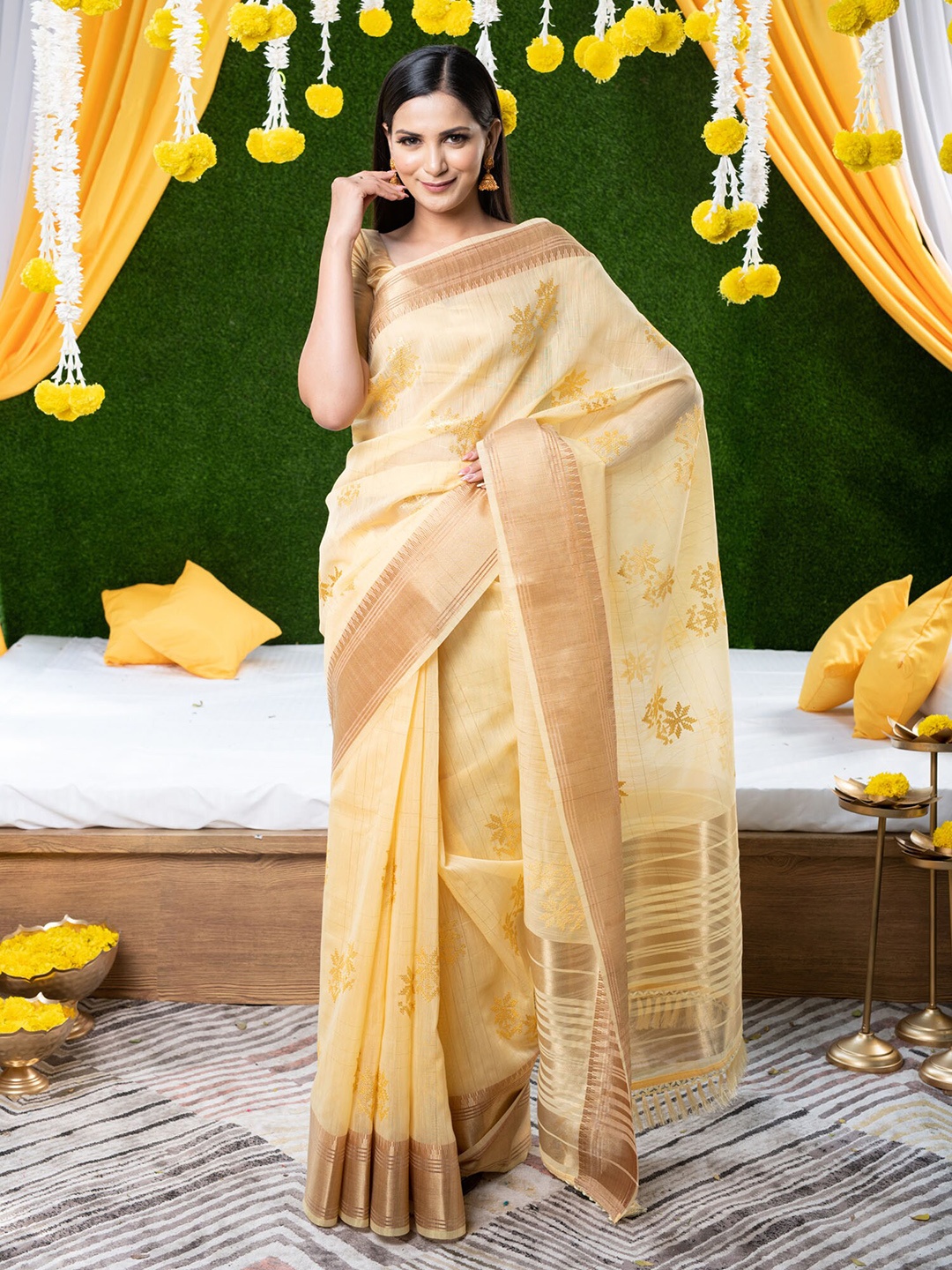 

BEATITUDE Cream-Coloured & Gold-Toned Zari Banarasi Saree