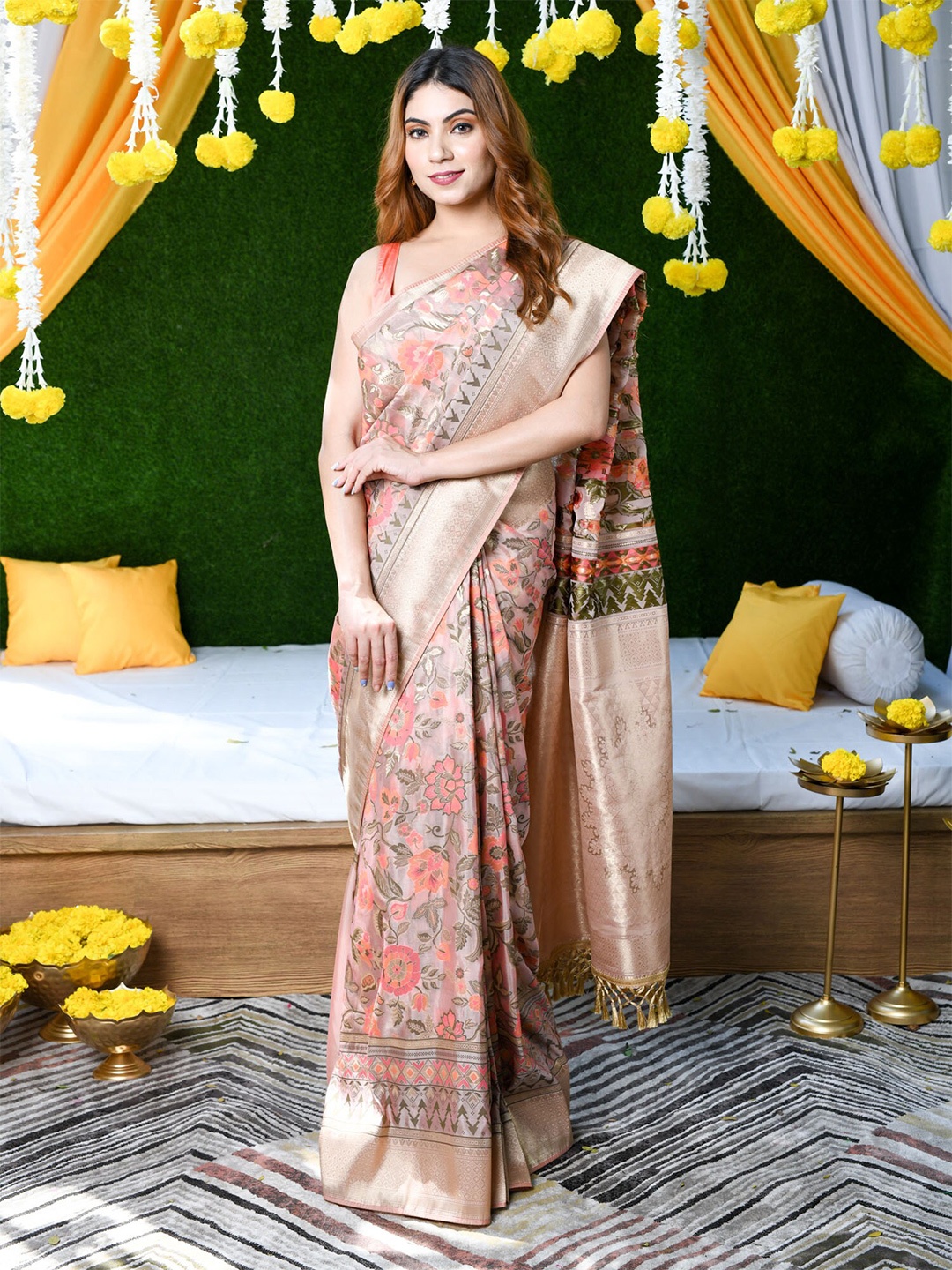 

BEATITUDE Peach-Coloured & Gold-Toned Floral Zari Pure Silk Banarasi Saree