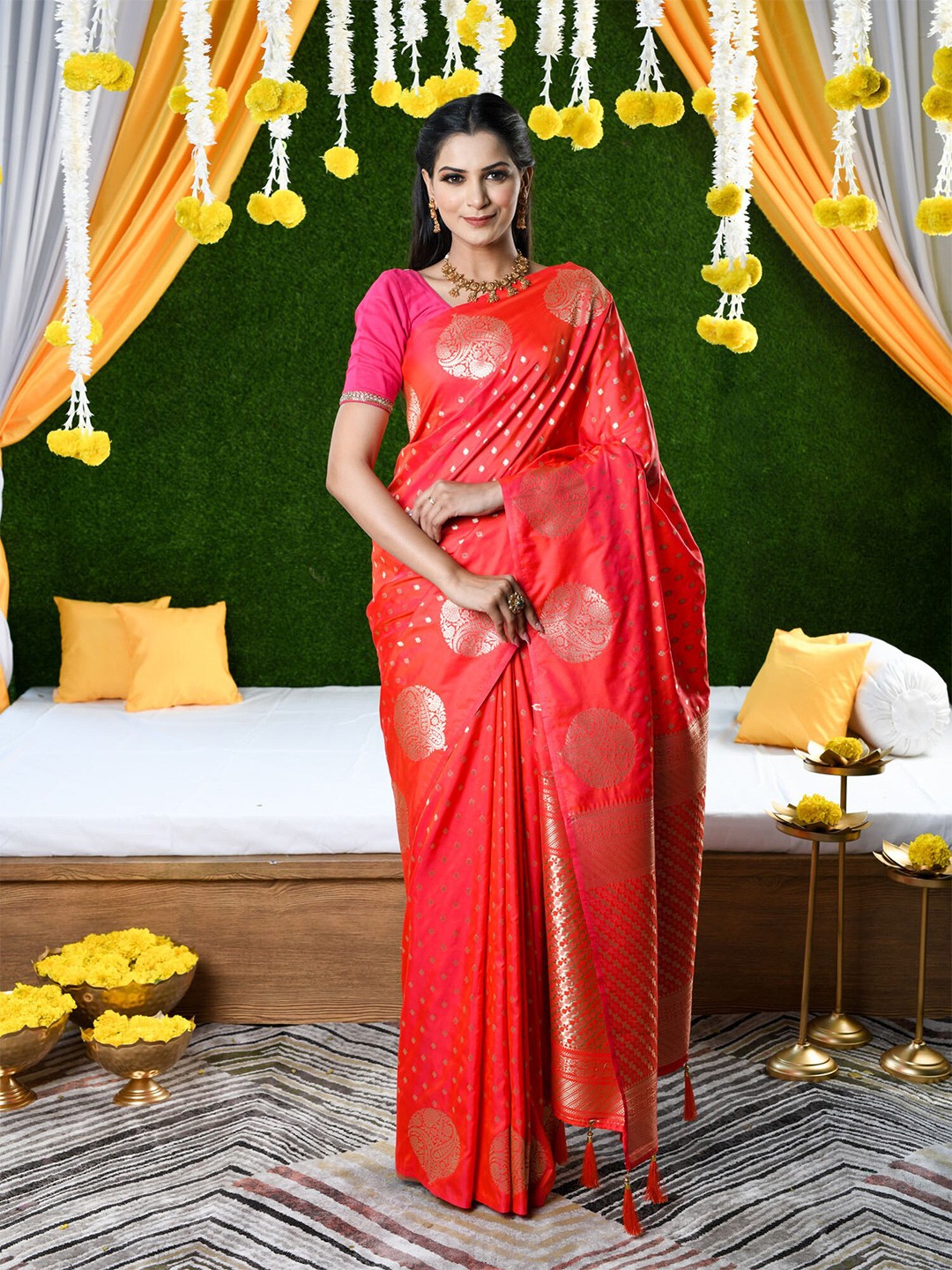 

BEATITUDE Red & Gold-Toned Ethnic Motifs Zari Pure Silk Banarasi Saree