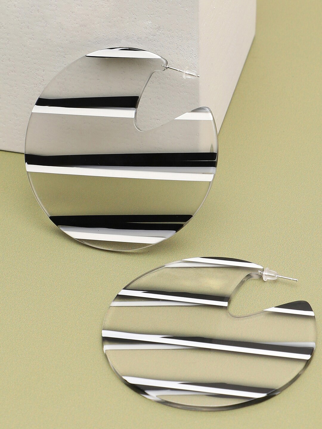 

SOHI Black Contemporary Studs Earrings