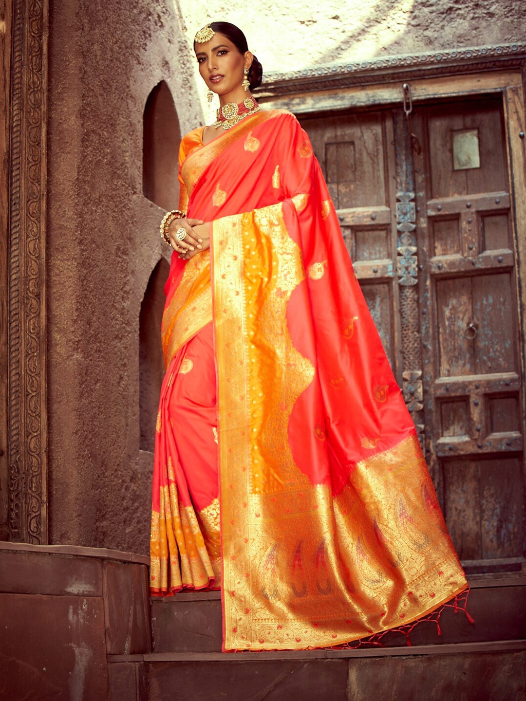 

elora Women Red & Gold-Toned Woven Design Zari Silk Blend Banarasi Saree