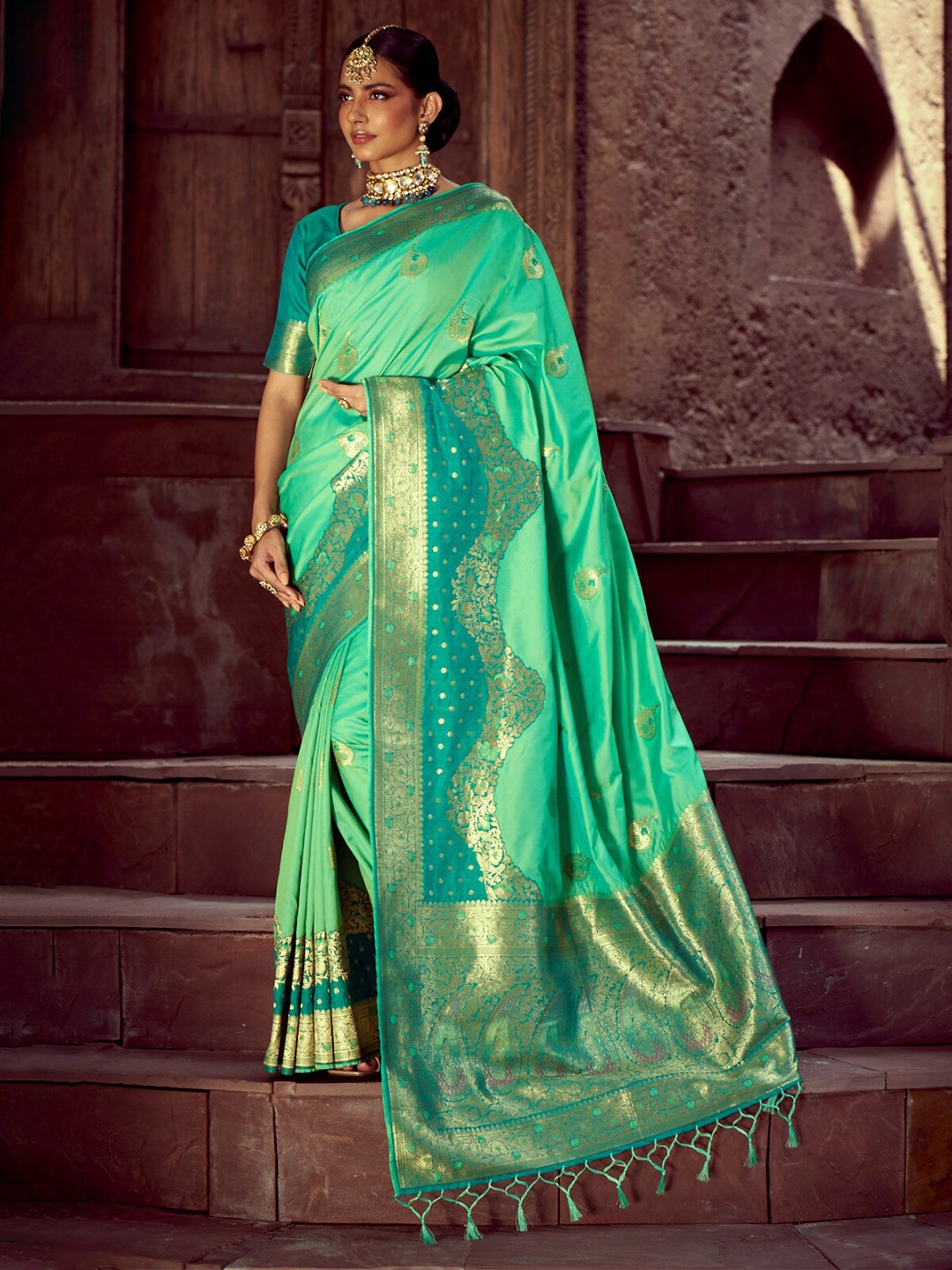 

elora Women Turquoise Blue & Gold-Toned Woven Design Zari Silk Blend Banarasi Saree