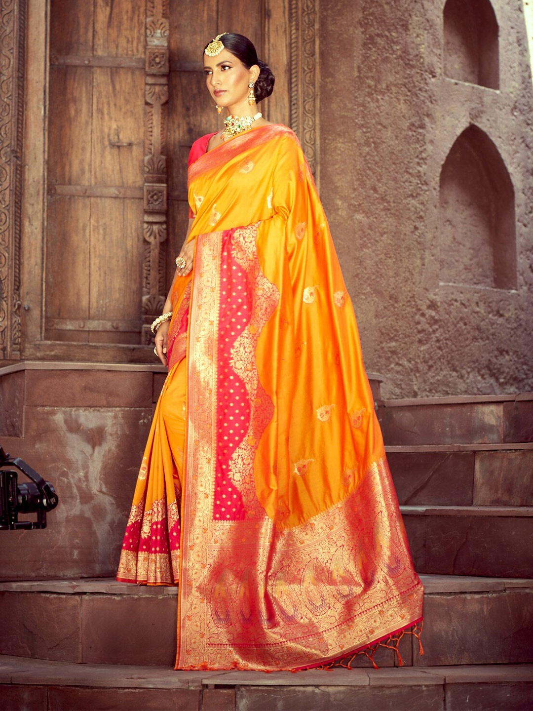

elora Women Yellow & Gold-Toned Woven Design Zari Silk Blend Banarasi Saree