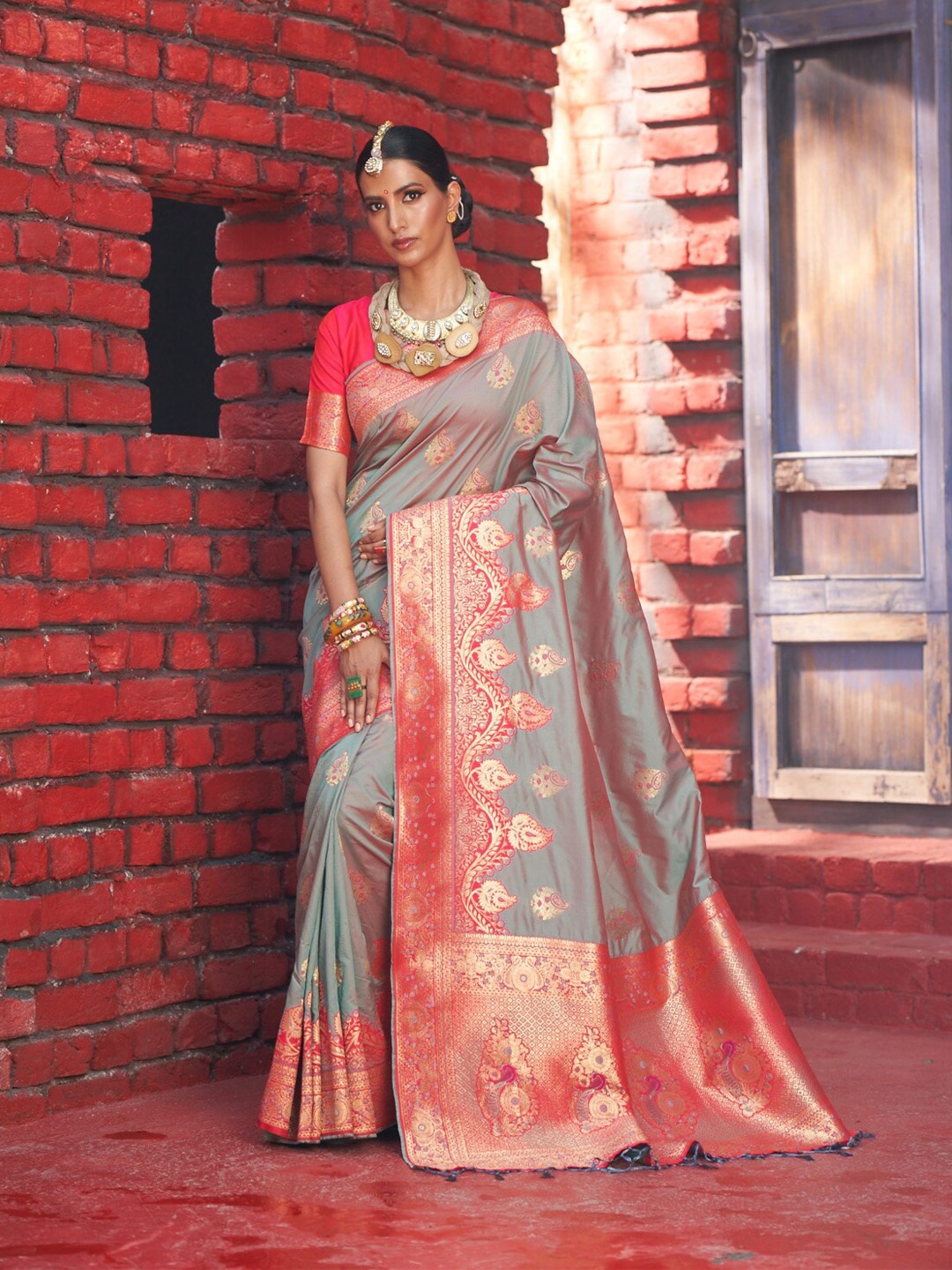 

elora Women Grey & Peach-Coloured Woven Design Zari Silk Blend Banarasi Saree
