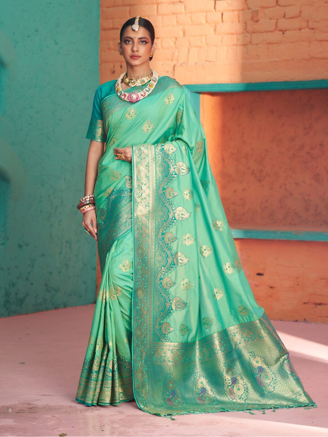 

elora Women Sea Green & Gold-Toned Woven Design Zari Silk Blend Banarasi Saree