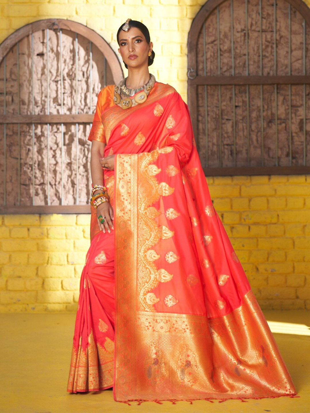 

elora Women Red & Gold-Toned Woven Design Zari Silk Blend Banarasi Saree