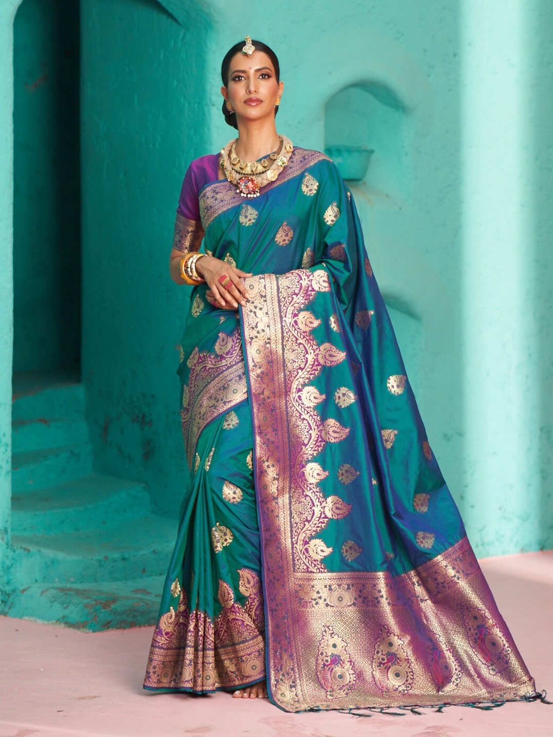 

elora Women Blue & Gold-Toned Woven Design Zari Silk Blend Banarasi Saree