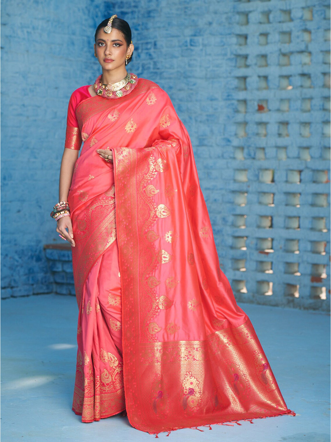 

elora Women Pink & Gold-Toned Woven Design Zari Silk Blend Banarasi Saree
