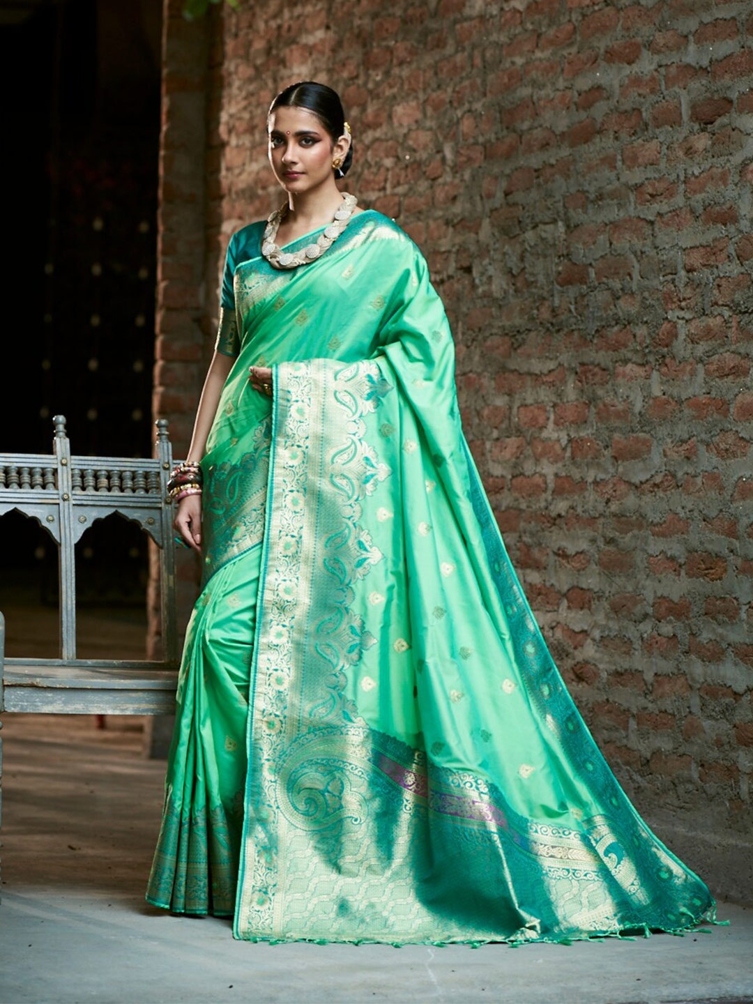 

elora Women Sea Green & Gold-Toned Woven Design Zari Silk Blend Banarasi Saree