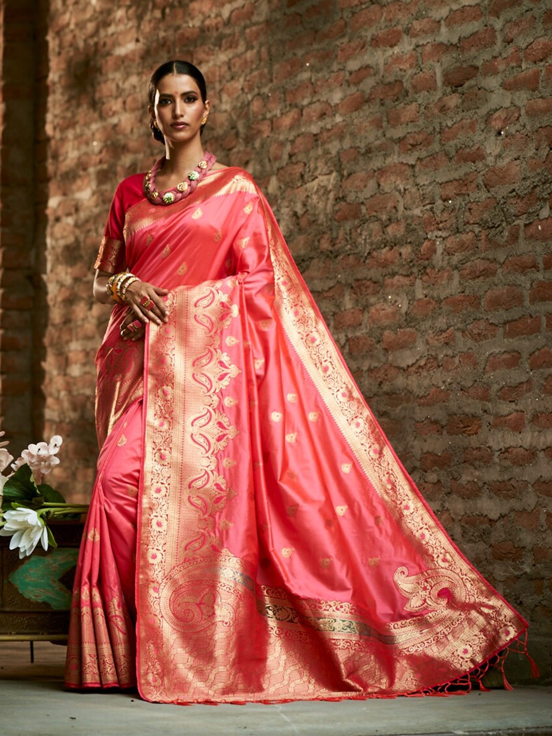 

elora Women Peach & Gold-Toned Woven Design Zari Silk Blend Banarasi Saree