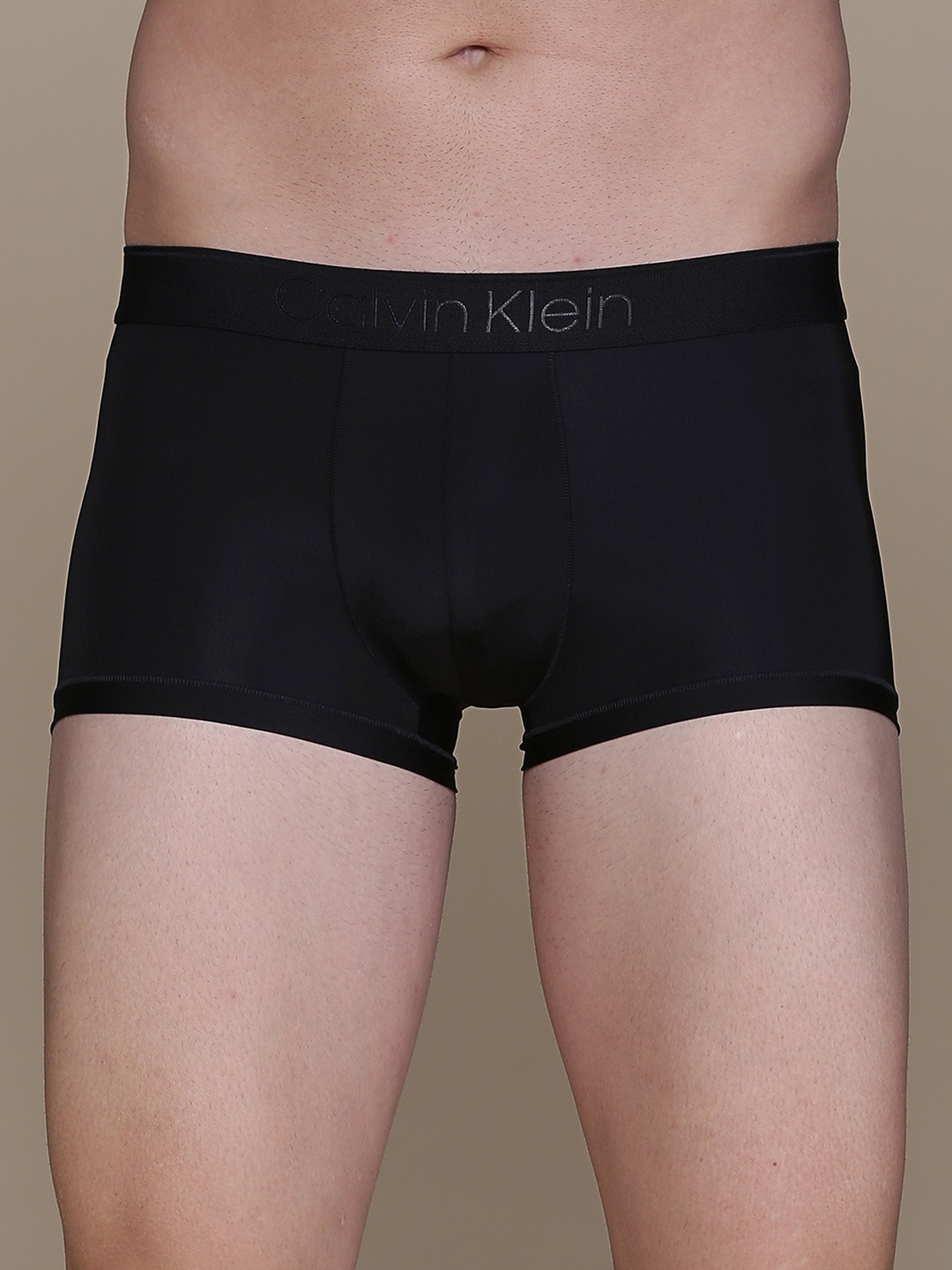 

Calvin Klein Underwear Men Solid Low Rise Trunk NB2904UB1, Black
