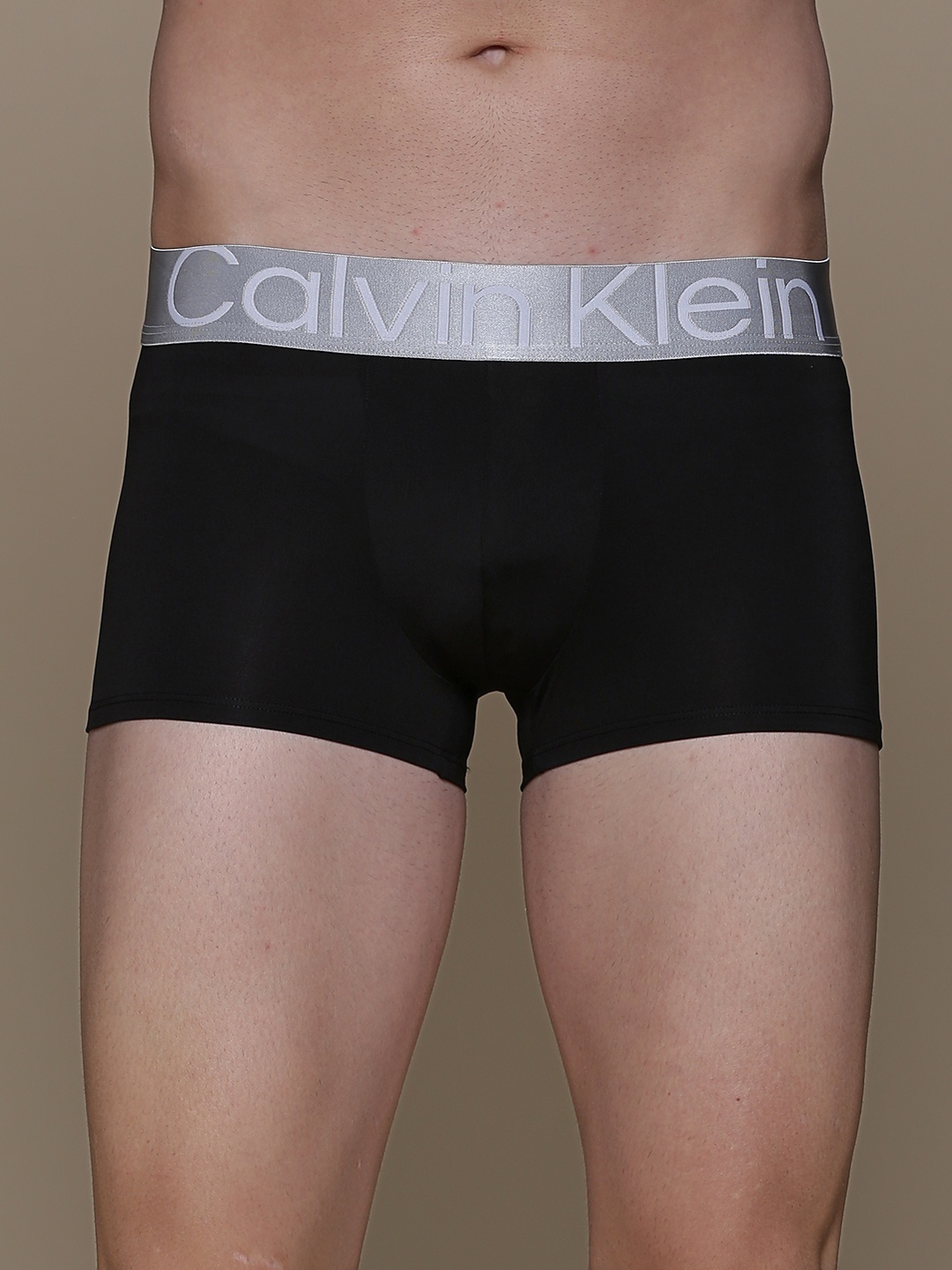 

Calvin Klein Underwear Men Solid Low Rise Trunk NB30746IE, Black