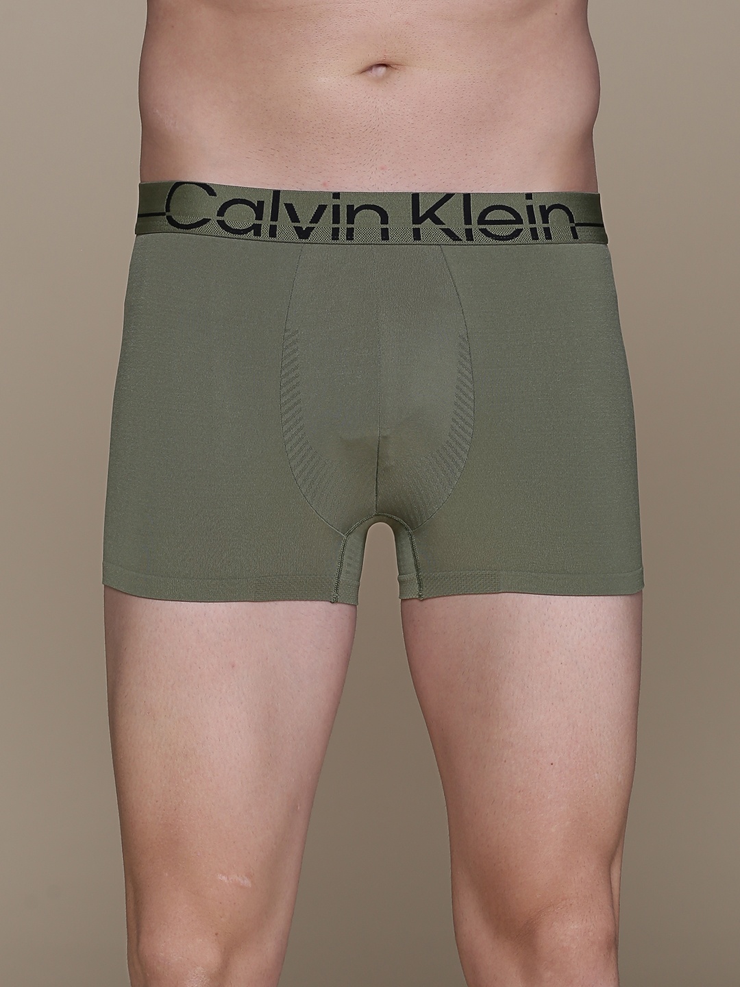 

Calvin Klein Underwear Men Olive Green Solid Trunk NB30310SR