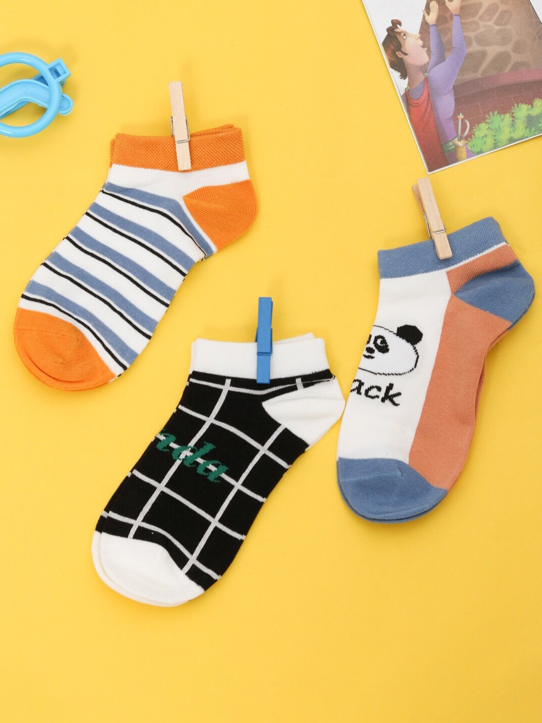 

Yellow Bee Boys Pack Of 3 Assorted Ankle-Length Cotton Socks