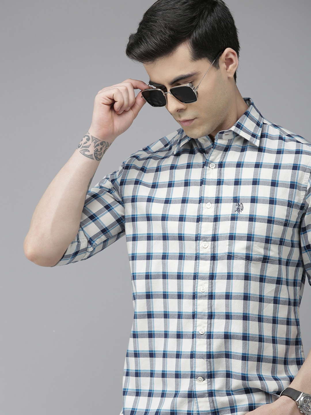 

U.S. Polo Assn. Men White & Navy Blue Tailored Fit Checked Pure Cotton Casual Shirt
