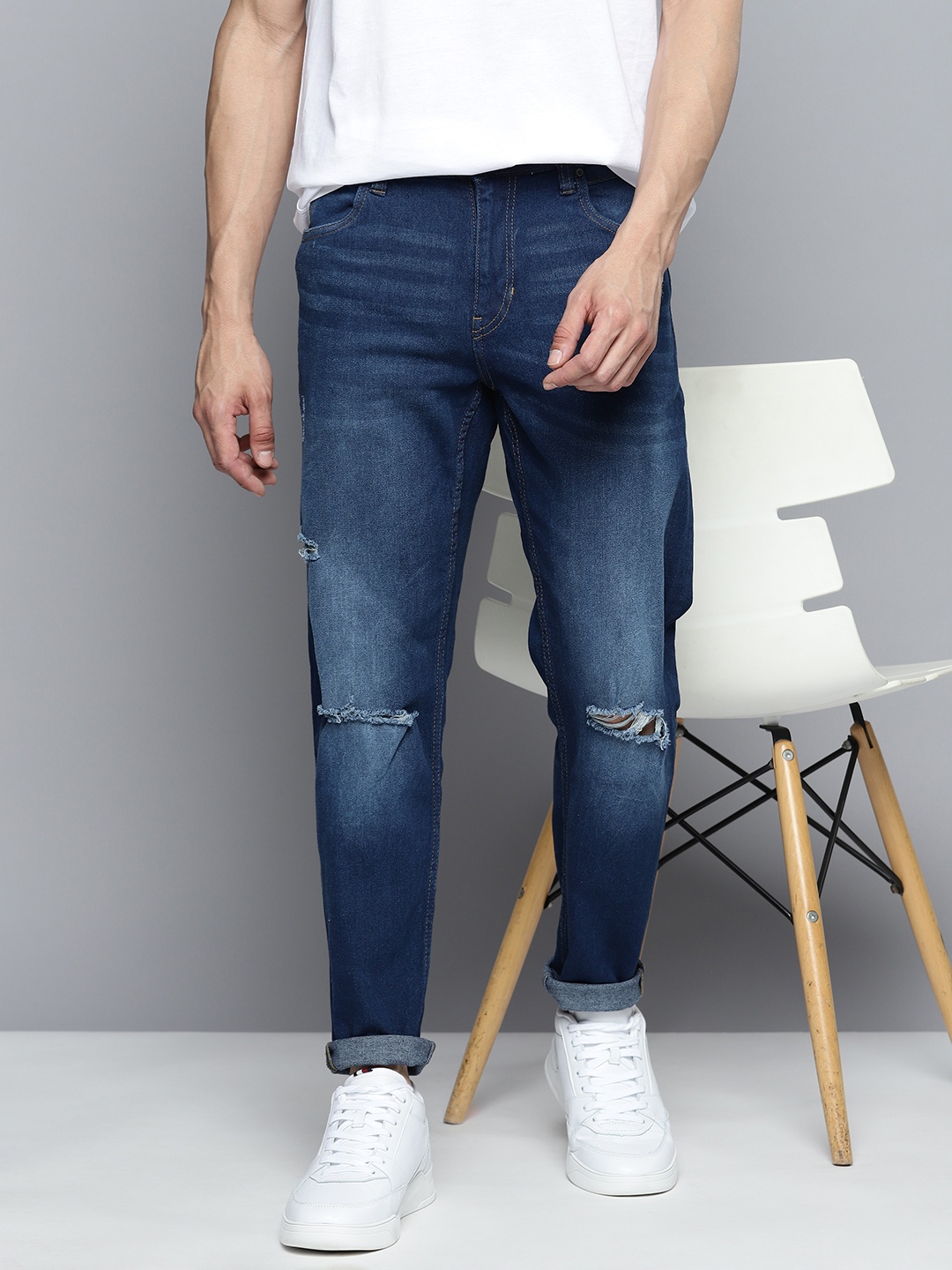 

Mast & Harbour Men Carrot Fit Mildly Distressed Stretchable Jeans, Navy blue