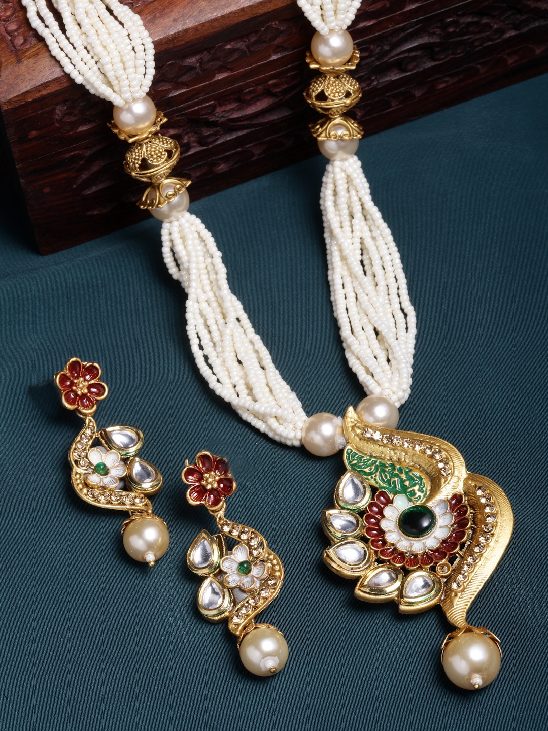 

PANASH Gold-Plated & White Kundan & Pearls Beaded Jewellery Set