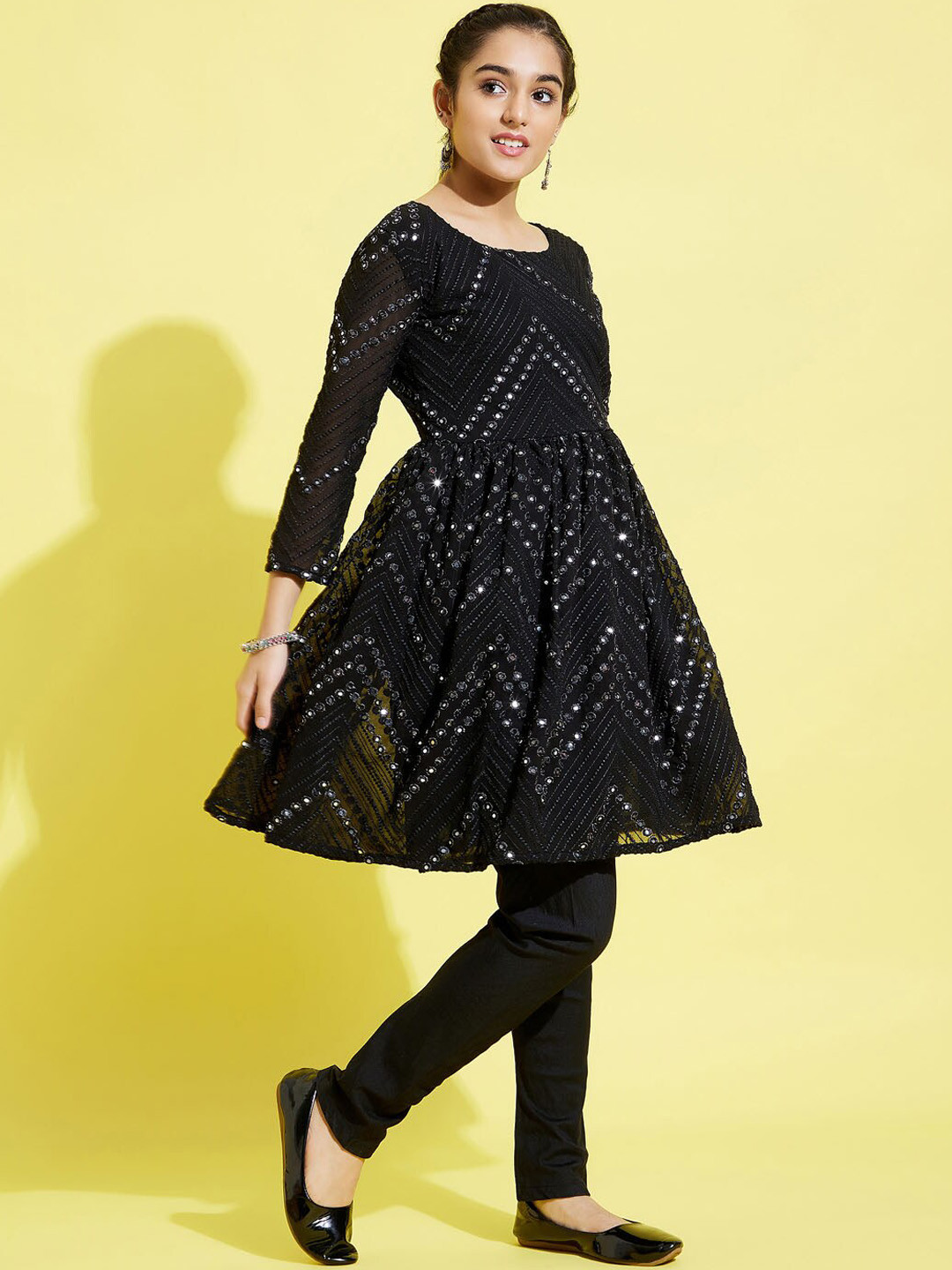 

VASTRAMAY Girls Black Ethnic Motifs Embroidered Mirror Work Kurti with Churidar