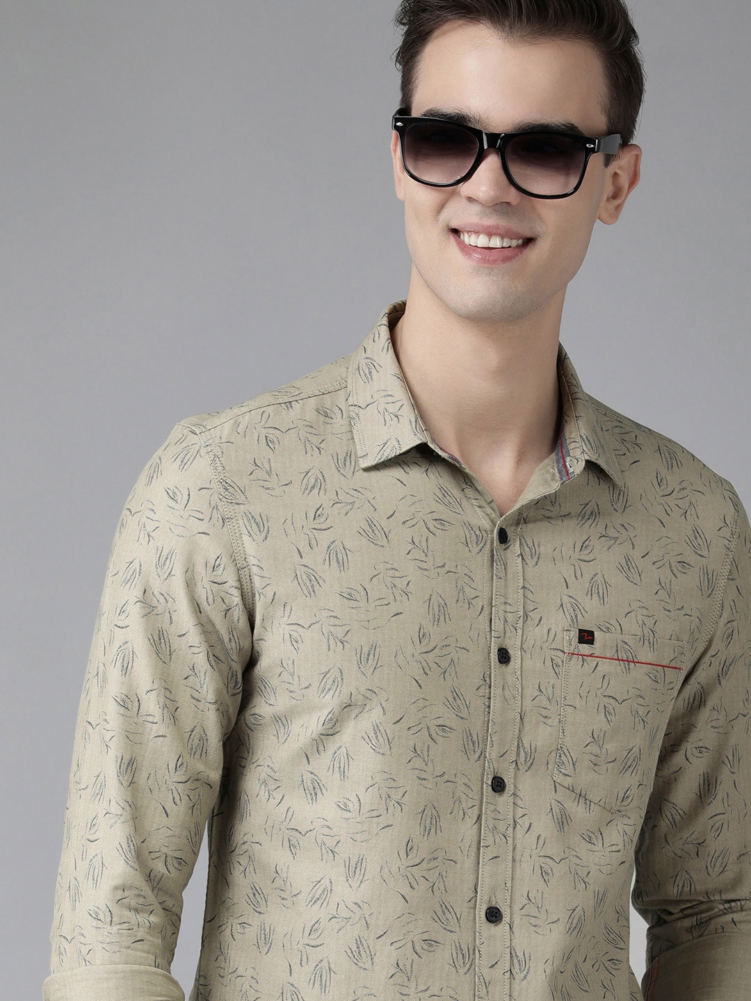 

SPYKAR Men Pure Cotton Slim Fit Tropical Printed Casual Shirt, Taupe