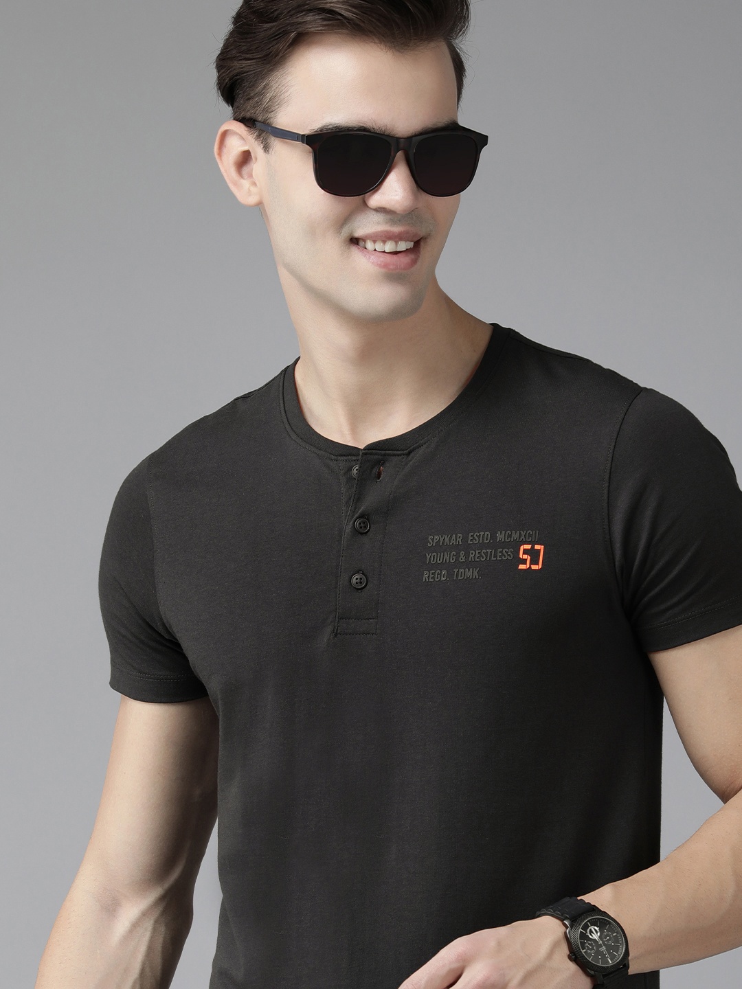 

SPYKAR Men Typography Henley Neck Slim Fit T-shirt, Black