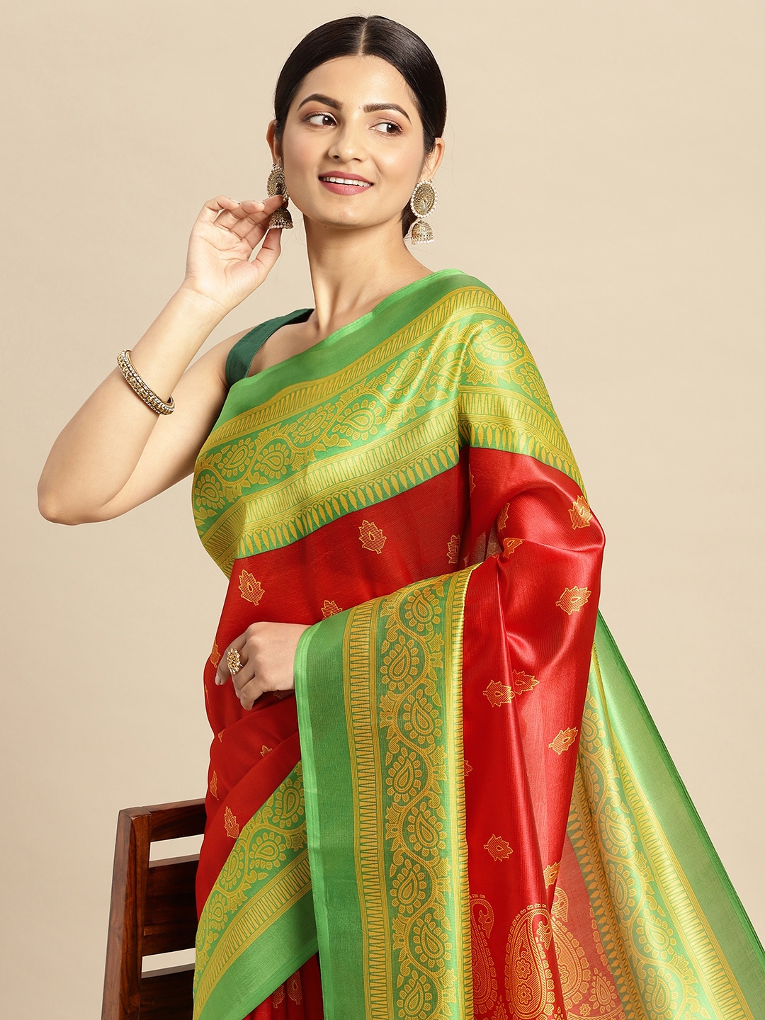 

SANGAM PRINTS Red & Green Ethnic Motifs Print Saree
