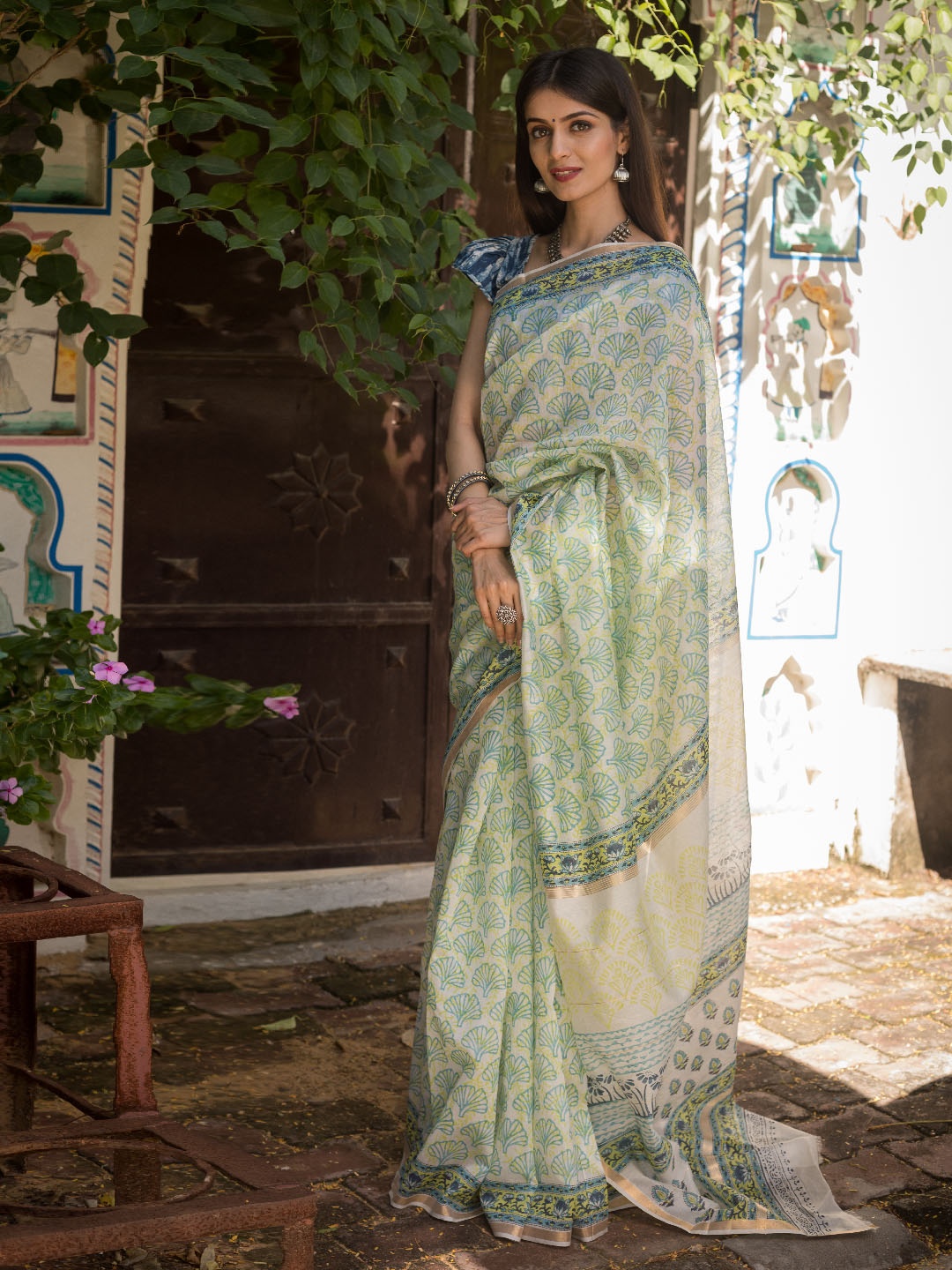 

ArtiZenWeaves Floral Pure Silk Saree, White