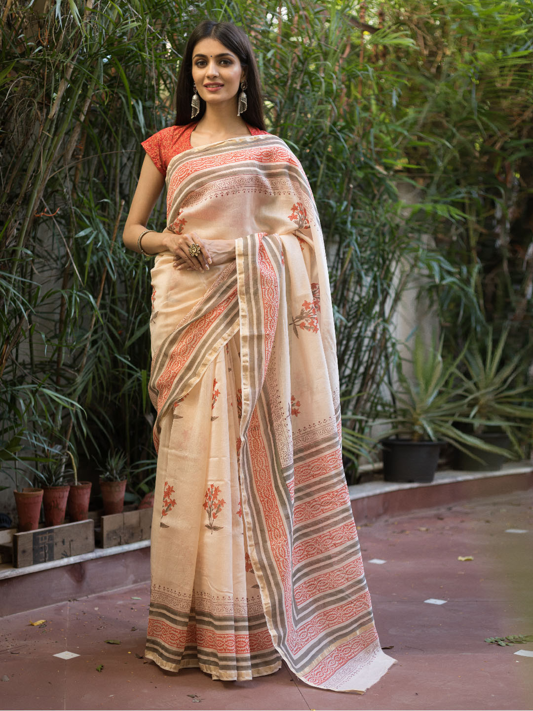 

ArtiZenWeaves Floral Pure Silk Saree, Cream