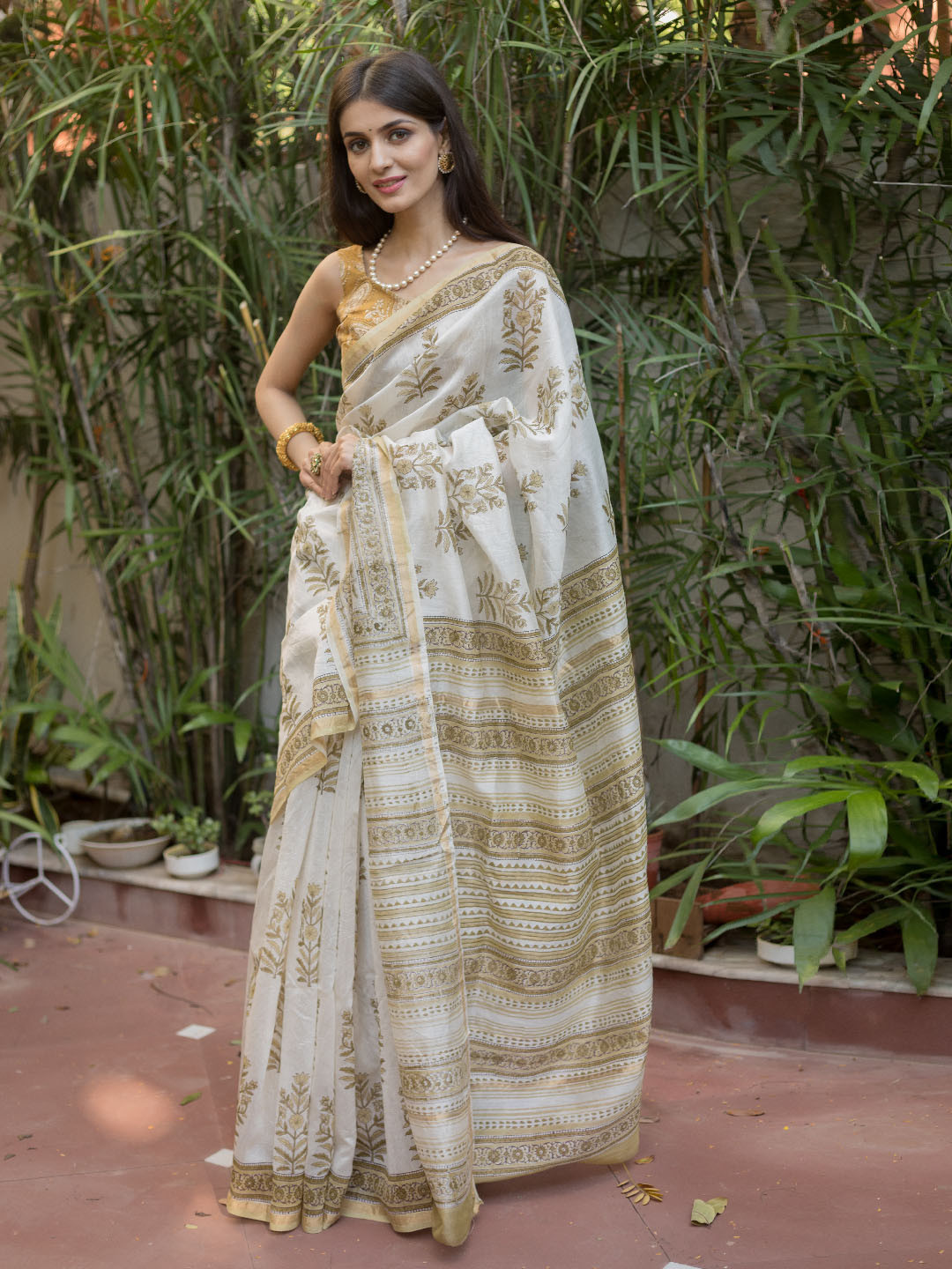 

ArtiZenWeaves Floral Pure Silk Saree, White