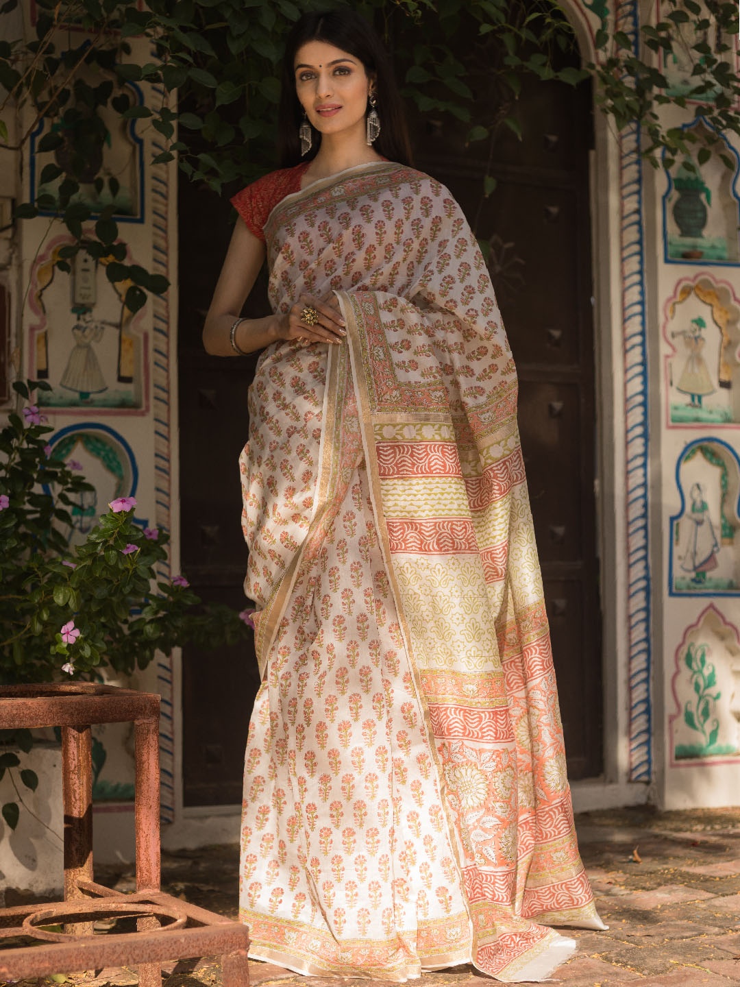 

ArtiZenWeaves Floral Pure Silk Saree, White